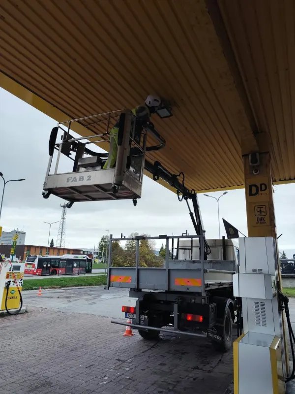 Elektrik tõstukorvis tankla katusealuse valgusti juures