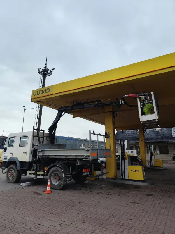 Sõbra Elektri kraanaauto Olerexi tanklas, tõstukorv katusealuse serval